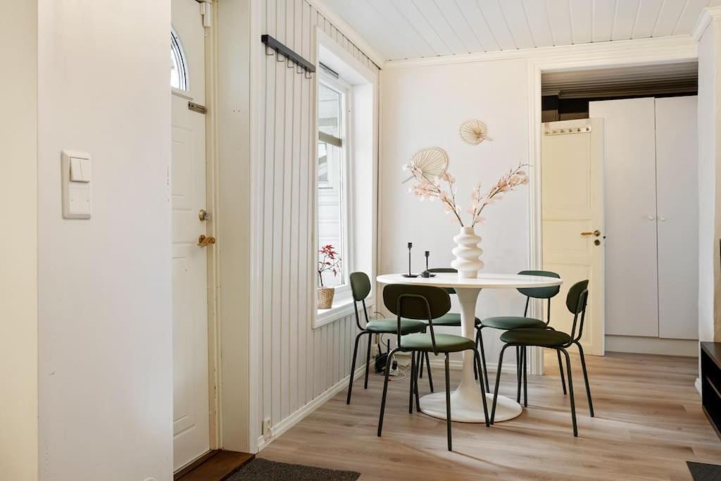 Central Apartment With Balcony, Self-Check In & Private Entrance Bergen Extérieur photo