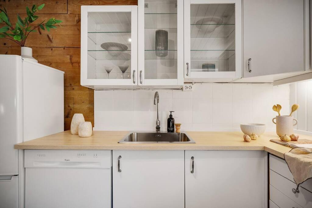 Central Apartment With Balcony, Self-Check In & Private Entrance Bergen Extérieur photo