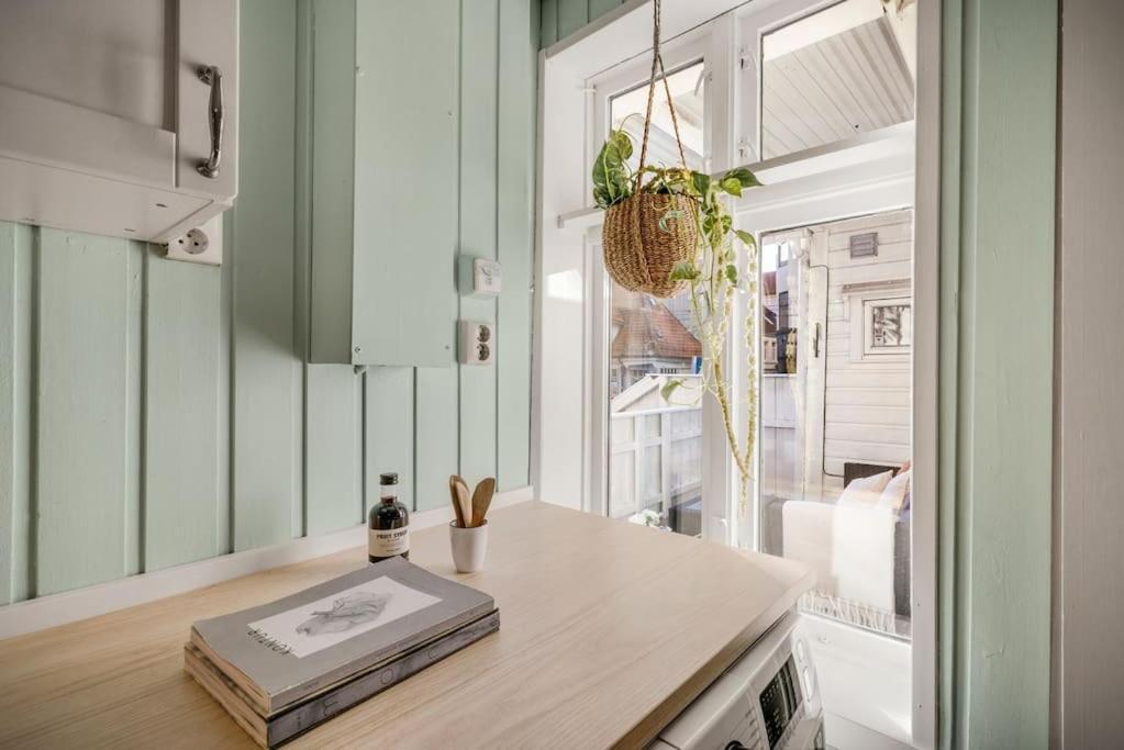 Central Apartment With Balcony, Self-Check In & Private Entrance Bergen Extérieur photo